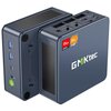 Na zdjęciu widoczny jest kompaktowy komputer z logo "GMKtec" na obudowie. Na urządzeniu znajdują się porty USB, przycisk zasilania oraz naklejki z logo "AMD Radeon" i "AMD Ryzen 7".