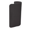 Czarna mata do jogi jest zwinięta w rulon, z etykietą przedstawiającą osobę wykonującą pozycję jogi. Na etykiecie widnieje napis "Yoga/Fitness Mat" oraz logo "HOLISTIC".