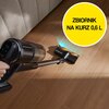 Na zdjęciu widoczny jest odkurzacz bezprzewodowy na drewnianej podłodze, z podświetloną szczotką. W prawym górnym rogu znajduje się żółte koło z napisem: "ZBIORNIK NA KURZ 0,6 L".