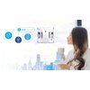 Na zdjęciu znajduje się robot do mycia okien HOBOT S7 Pro, umieszczony na tle jasnego nieba i panoramy miasta. Obok robota widoczne są ikony z napisami: "My Voice", "Granny's Voice", "Baby's Voice" oraz symbol odtwarzania dźwięku.