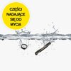 Na zdjęciu widoczne są części odkurzacza zanurzone w wodzie, a w lewym górnym rogu znajduje się żółte koło z napisem "CZĘŚCI NADAJĄCE SIĘ DO MYCIA". Woda rozpryskuje się wokół części, tworząc dynamiczny efekt.
