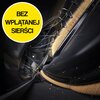 Zbliżenie na szczotkę odkurzacza z widocznymi włosami i drobinkami kurzu, obok żółte koło z napisem "BEZ WPLĄTANEJ SIERŚCI". Szczotka ma gęste, jasne włosie, a wokół niej unoszą się drobne cząsteczki.