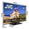 Telewizor JVC z ekranem o przekątnej 50 cali wyświetla obraz przedstawiający tradycyjny budynek na tle wieczornego nieba. Na ekranie widoczne są napisy: "JVC", "VIDAA", "Dolby Vision", "Dolby Atmos", a także wymiary telewizora: 111,1 cm szerokości, 70,5 c