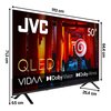 Telewizor JVC LT-50VDQ7500 50" QLED VIDAA 4K z technologiami Dolby Atmos i Dolby Vision, o wymiarach 111,1 cm szerokości, 71,3 cm wysokości i 6,5 cm głębokości, z podstawą o głębokości 25,4 cm. Na ekranie widoczny jest kolorowy obraz z czerwonymi elementa