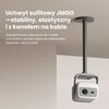 Uchwyt sufitowy JMGO P032 jest zamontowany na suficie, a do niego przymocowany jest projektor. Na zdjęciu widoczny jest tekst: "Uchwyt sufitowy JMGO — stabilny, elastyczny i z kanałem na kable. Zaprojektowany specjalnie dla modeli z uchwytem gimbal, zapew