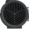Zdjęcie przedstawia zbliżenie na okrągły element projektora z widoczną czarną kratką wentylacyjną o wzorze w kształcie litery "V". W tle widać ciemne wnętrze urządzenia.
