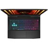 Na zdjęciu widoczny jest otwarty laptop z podświetlaną klawiaturą w kolorach tęczy oraz logo producenta na obudowie nad klawiaturą. Ekran laptopa jest częściowo widoczny, z pomarańczowymi promieniami i logo w centralnej części.