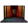Laptop z podświetlaną klawiaturą w różnych kolorach, na ekranie widoczny jest emblemat smoka na tle pomarańczowych i czerwonych linii świetlnych. Na obudowie pod ekranem znajduje się logo "msi".
