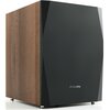 Na zdjęciu widoczny jest subwoofer z drewnianymi bokami i czarnym, błyszczącym frontem. Na przedniej części urządzenia znajduje się logo "PYLON".