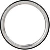Czarny pierścień o gładkiej powierzchni z metalicznym wykończeniem na krawędziach. Produkt ma prosty, minimalistyczny design.