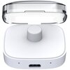 Białe, kwadratowe etui z zaokrąglonymi rogami, otwarte, z widocznym centralnym uchwytem i portem USB-C na przedniej krawędzi. Pokrywa etui jest przezroczysta z metalicznym wykończeniem na krawędziach.