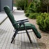 Na zdjęciu widoczny jest zielony fotel ogrodowy z czarną ramą, ustawiony na wybrukowanej ścieżce obok zielonych krzewów. Fotel ma grube, pikowane poduszki i regulowane oparcie.