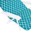 Krzesło plażowe z białymi podłokietnikami i wzorzystym, niebiesko-białym materiałem w geometryczne kształty. Konstrukcja krzesła jest metalowa, pomalowana na biało.