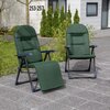 Dwa zielone fotele ogrodowe stoją na szarej, kamiennej powierzchni, w tle widoczna jest roślinność oraz fragment budynku z numerem "253-257". Fotele mają metalowe ramy i podłokietniki, a jeden z nich jest rozłożony z podnóżkiem.