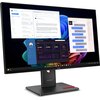 Monitor Lenovo ThinkVision T27UD-40 o przekątnej 27 cali wyświetla kilka okien aplikacji, w tym panel z wiadomościami, wykresy finansowe oraz konwersację tekstową. Na podstawie monitora widoczne jest logo "Lenovo".