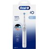 Opakowanie szczoteczki magnetycznej w kolorze białym z widocznym logo "Oral-B" oraz napisem "iO" na górze. Na opakowaniu znajdują się również napisy: "100% cleaner teeth*", "SIMPLY CLEAN", "AUTOMATIC GUM PRESSURE SENSOR", "LONG-LASTING BATTERY" oraz ilust