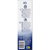Opakowanie szczoteczki magnetycznej ORAL-B IO 2 Biały zawiera tekst w kilku językach opisujący funkcje produktu, takie jak docieranie do trudno dostępnych miejsc i skuteczne usuwanie płytki nazębnej. Na dole opakowania znajduje się kod kreskowy oraz infor