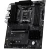 Czarna płyta główna z widocznymi złączami, radiatorami i gniazdem procesora, na której znajduje się napis "MSI PRO B850-S WiFi 6E". Na płycie widoczne są również różne porty i złącza, a także logo MSI.