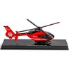 Model helikoptera ratunkowego w czerwono-czarnych barwach z białymi napisami "112" i "STRAŻ" na boku, umieszczony na czarnej podstawce z napisem "1/100 AIRBUS EC 135". Na ogonie helikoptera widoczny jest napis "SP-BXH" oraz mała flaga.