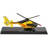 Model helikoptera w żółto-czerwonych barwach z czarnymi elementami, umieszczony na czarnej podstawce z napisem "1/100 AIRBUS EC 135". Na ogonie widoczny jest napis "SP-HXB", a na kadłubie znajduje się napis "LOTNICZE POGOTOWIE RATUNKOWE" oraz numer "6919S