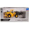 Opakowanie zawiera model koparki w kolorze żółtym z czarnymi i szarymi elementami, umieszczony na tle krajobrazu z kamieniołomem. Na opakowaniu widnieją napisy: "DIE CAST", "5+", "VOLVO", oraz ostrzeżenie: "WARNING: CHOKING HAZARD-Small parts Not for chil