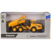 Pudełko z modelem wywrotki w kolorze żółtym, z napisem "VOLVO" na boku, oznaczone jako "DIE CAST" i przeznaczone dla dzieci od 5 lat. Na opakowaniu znajduje się ostrzeżenie: "WARNING: CHOKING HAZARD - Small parts. Not for children under 3 years" oraz logo