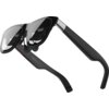 Czarne okulary z grubymi oprawkami, na których widnieje napis "XREAL One Pro". Okulary mają wbudowane słuchawki douszne i lustrzane soczewki.