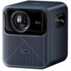 Niebieski projektor z widocznym obiektywem i napisem "wanbo Smart projector" na przednim panelu, poniżej znajduje się wzór z ukośnych linii. Na boku widoczny jest napis "WANBO ACOUSTICS".