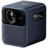 Niebieski projektor o prostokątnym kształcie z widocznym obiektywem i wzorem w skośne linie na przednim panelu. Na obudowie znajdują się napisy: "wanbo Smart projector" oraz "WANBO ACOUSTICS".