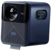 Niebieski projektor z widocznym obiektywem i tekstem "wanbo Smart Projector" na przednim panelu oraz napisem "WANBO & ACOUSTICS" na bocznej części obudowy. Na dolnej części znajduje się wysuwany element z napisem "Bracket".