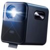 Niebieski projektor z widocznym obiektywem emitującym jasne światło, z przodu znajduje się napis "wanbo Smart Projector", a z boku "WANBO ACOUSTICS". Na dolnej części urządzenia widoczny jest napis "Bracket T°".