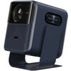 Ciemnoniebieski projektor z widocznym obiektywem i teksturą na przedniej części obudowy, z napisem "wanbo Smart Projector" oraz "WANBO & ACOUSTICS". Projektor jest umieszczony na stojaku, który jest integralną częścią jego konstrukcji.