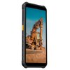 Na zdjęciu widoczny jest czarny smartfon z wyświetlaczem, na którym pokazano obraz koparki na tle nieba. Na bocznej krawędzi urządzenia znajduje się przycisk z napisem "PTT/SCAN CUSTOM".