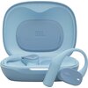 Niebieskie słuchawki powietrzne JBL Sense Lite są umieszczone w otwartym etui ładującym, na którym widoczne jest logo "JBL". Na jednej ze słuchawek znajduje się napis "SENSE LITE".