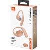 Na zdjęciu znajduje się opakowanie beżowych słuchawek powietrznych JBL Sense Lite z logo JBL na górze. Widoczne są informacje o funkcjach, takich jak "Open Ear Design", "Crisp Clear Calls", "IP54", oraz ikony wskazujące na kompatybilność z Google Play i A