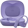 Fioletowe słuchawki powietrzne JBL Sense Lite są umieszczone w otwartym etui ładującym, na którym widoczne jest logo "JBL". Na słuchawkach znajduje się napis "SENSE LITE".