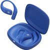 Niebieskie słuchawki powietrzne z logo "JBL" znajdują się w otwartym etui ładującym, które również jest niebieskie. Na etui widoczne są trzy małe diody.