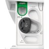 Na zdjęciu widoczna jest szuflada na detergenty pralki z trzema komorami oznaczonymi jako "Prewash", "Main Wash" i "Softener". Na komorze "Main Wash" znajduje się czarny element z napisem "Liquid Only", a obok widnieje logo "ARIEL Pods".