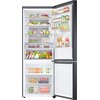 Otwarta lodówka wypełniona różnorodnymi produktami spożywczymi, takimi jak owoce, warzywa, napoje i nabiał, z widocznym napisem "Optimal Fresh+" na jednej z półek. Drzwi lodówki zawierają dodatkowe półki z butelkami i kartonami napojów.