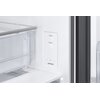 Na zdjęciu widoczny jest fragment wnętrza lodówki z panelem sterowania, na którym wyświetlane są temperatury: "Fridge 3°C" i "Freezer -18°C". Poniżej znajduje się logo "SAMSUNG".
