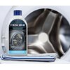 Butelka środka czyszczącego do pralek FRISCHER Professional 250 ml stoi na złożonym ręczniku, a w tle widoczny jest bęben pralki. Na etykiecie butelki znajduje się napis: "FRISCHER PROFESSIONAL WASCHMASCHINEN PFLEGE REINIGER, WASHING MACHINE CLEANER, 250 