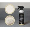 Butelka z rozpylaczem o pojemności 500 ml z etykietą "FRISCHER Professional POLSTERREINIGER UPHOLSTERY CLEANER" stoi na szarej kanapie. Obok widoczne są dwa powiększone fragmenty tkaniny w okrągłych ramkach.
