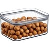 Przezroczysty pojemnik na żywność wypełniony orzechami laskowymi. Produkt ma prostokątny kształt i szczelne zamknięcie.
