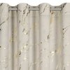 Beżowa zasłona z kolekcji EUROFIRANY Molly o wymiarach 140 x 250 cm, ozdobiona złotymi i czarnymi, nieregularnymi wzorami przypominającymi marmur. Zasłona posiada metalowe przelotki umożliwiające zawieszenie na karniszu.