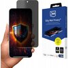 Na zdjęciu widoczna jest dłoń trzymająca smartfon z nałożoną folią ochronną, na ekranie którego znajduje się grafika z tarczą. Obok znajduje się opakowanie produktu z logo "3mk" i napisem "Silky Matt Privacy™", a także informacjami o ochronie prywatności 