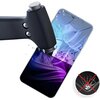 Na zdjęciu widoczny jest smartfon z nałożoną folią ochronną, na której powierzchni znajduje się młotek, a ekran jest częściowo pęknięty. Obok znajduje się okrągła ikona z przekreślonym pęknięciem ekranu.
