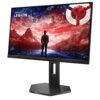 Monitor z wyświetlaczem przedstawiającym postać stojącą przed malowniczym krajobrazem górskim o zachodzie słońca, z widocznym logo "Lenovo Legion" w lewym górnym rogu. Podstawa monitora ma sześciokątny kształt z napisem "Legion" na dolnej ramce.
