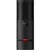 Czarny mikrofon z widocznym logo "HyperX" na obudowie, posiada perforowaną górną część oraz czerwony element na dolnej części. Produkt ma nowoczesny design i cylindryczny kształt.