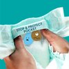 Na zdjęciu widoczne są dłonie trzymające pieluchę jednorazową z napisem "STOP & PROTECT POCKET". Obok napisu znajdują się dwie emotikony: niebieska kropla z wyrazem smutku i brązowe kółko z wyrazem zaniepokojenia.