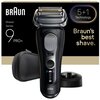 Czarna golarka z serii 9 PRO+ marki Braun, z widocznymi przyciskami i wyświetlaczem, znajduje się na tle opakowania z napisem "5+1 Technology" oraz "Braun's best shave." Obok golarki leży czarne etui i podstawka.